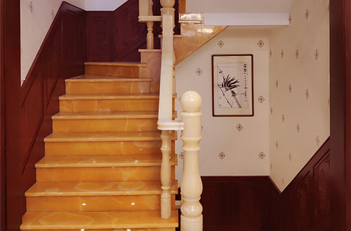 南宁中式别墅室内汉白玉石楼梯的定制安装装饰效果