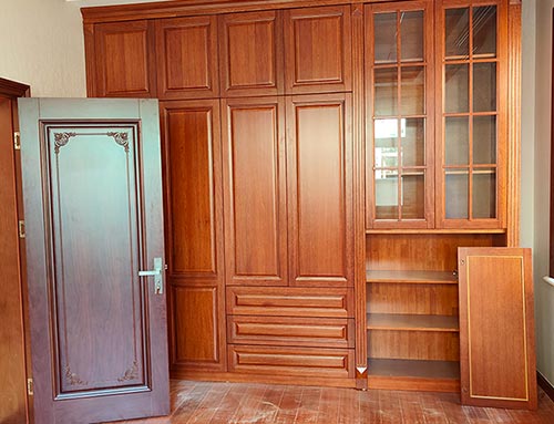 南宁中式家庭装修里定制的实木衣柜效果图